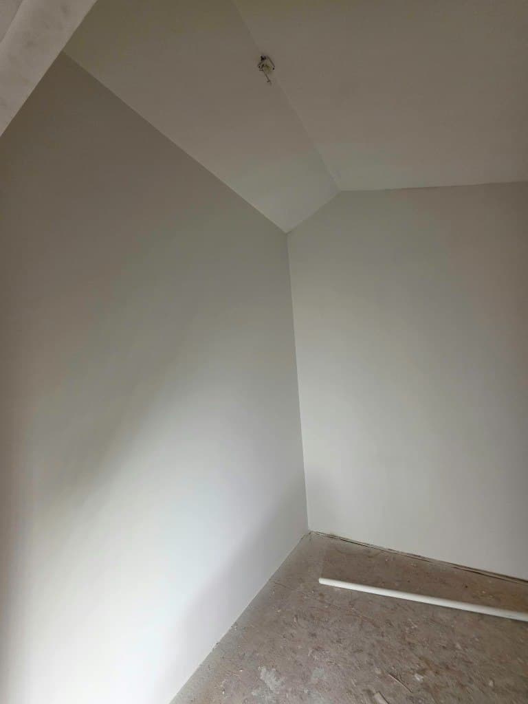 Strakke hoeken en plafond in renovatiekamer