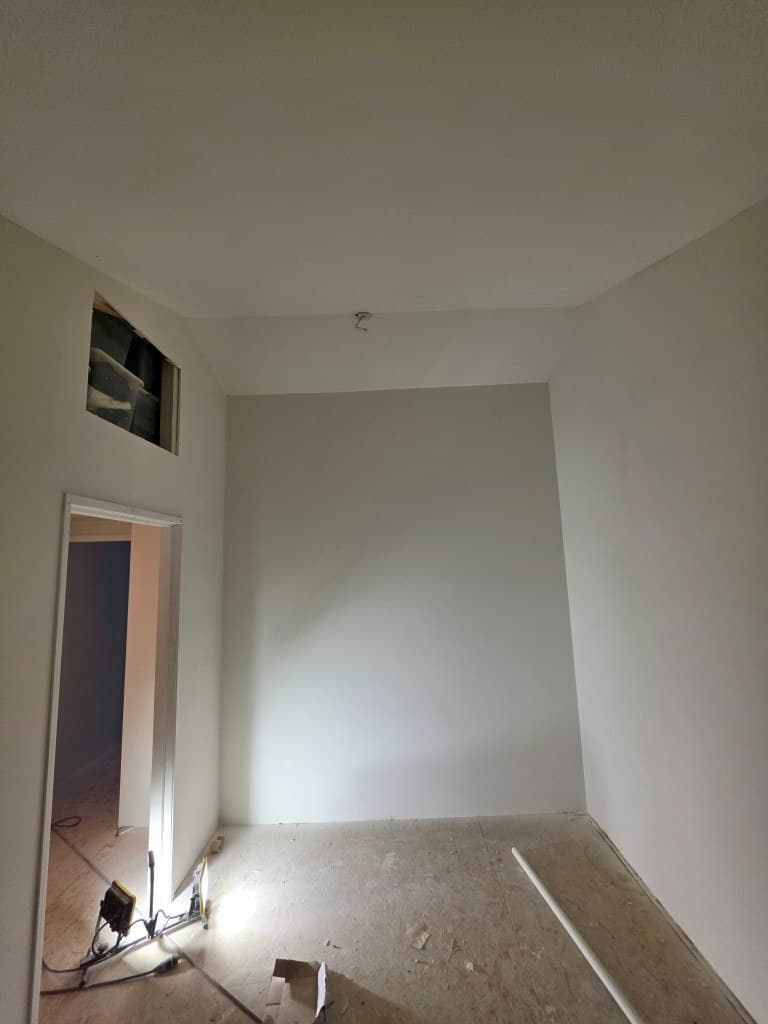 Kamer met werkverlichting, wanden gestuct