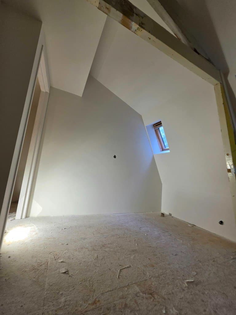 Afgeronde zolderkamer met glad stucwerk